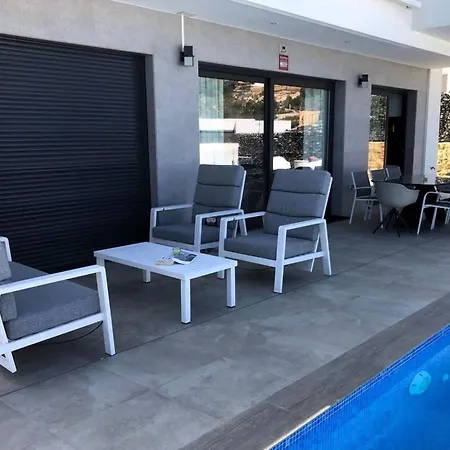 Spacious With Private Pool In Villa *